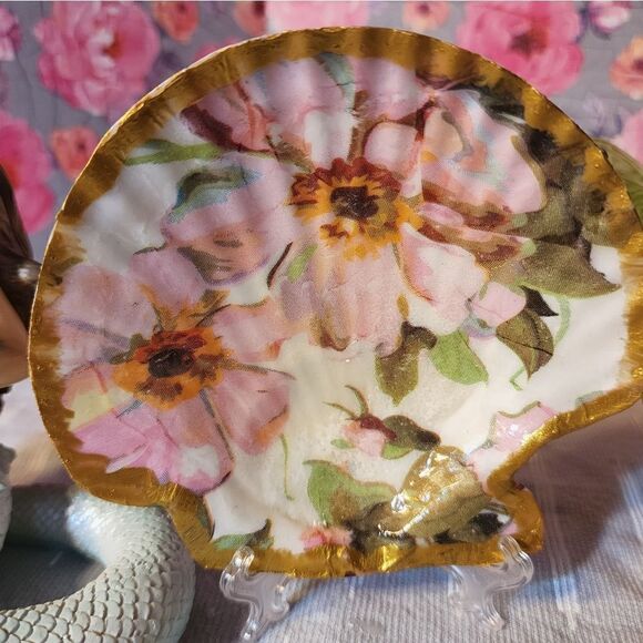 DECOUPAGE PINK FLOWERS ON A SCALLOPED SHELL - Picture 2 of 3